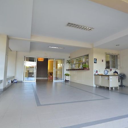 Modern Place Apartment Bangkok Exterior photo